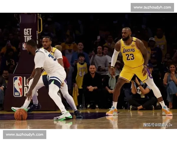 詹姆斯首场NBA比赛精彩回顾 与篮球传奇的首次碰撞